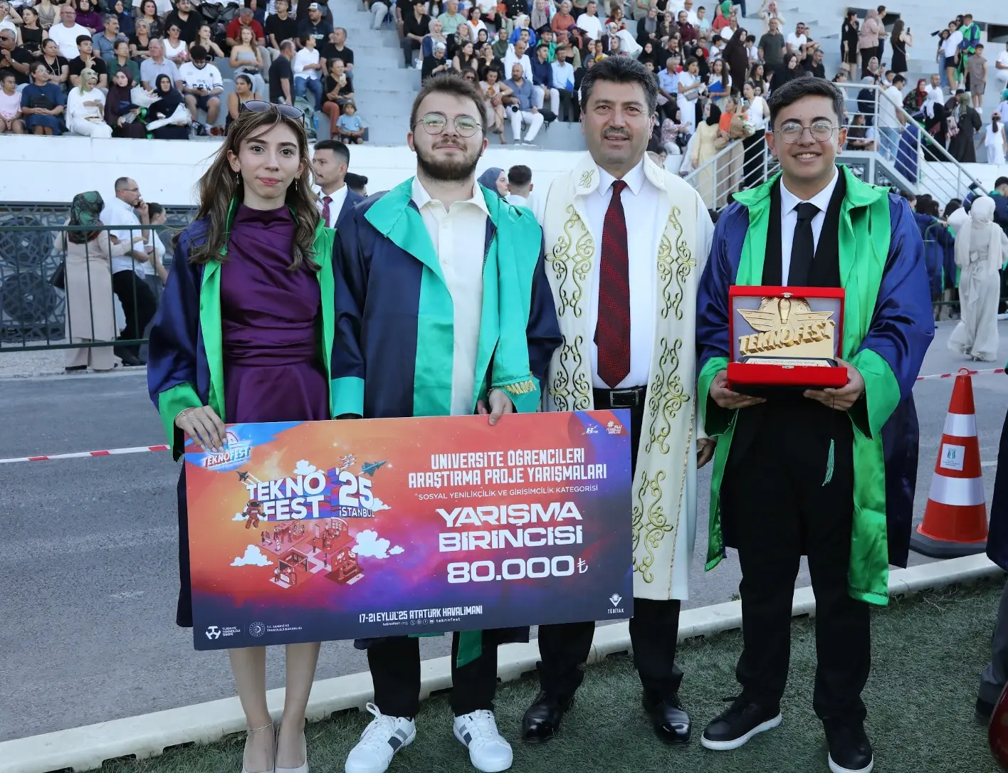 Farmer AI ekibi ve bir akademisyen, TEKNOFEST Türkiye birinciliği kutlamasında
